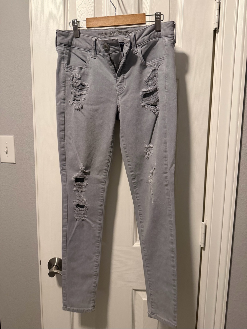 American Eagle Outfitters Light Gray Distressed Skinny Jeans